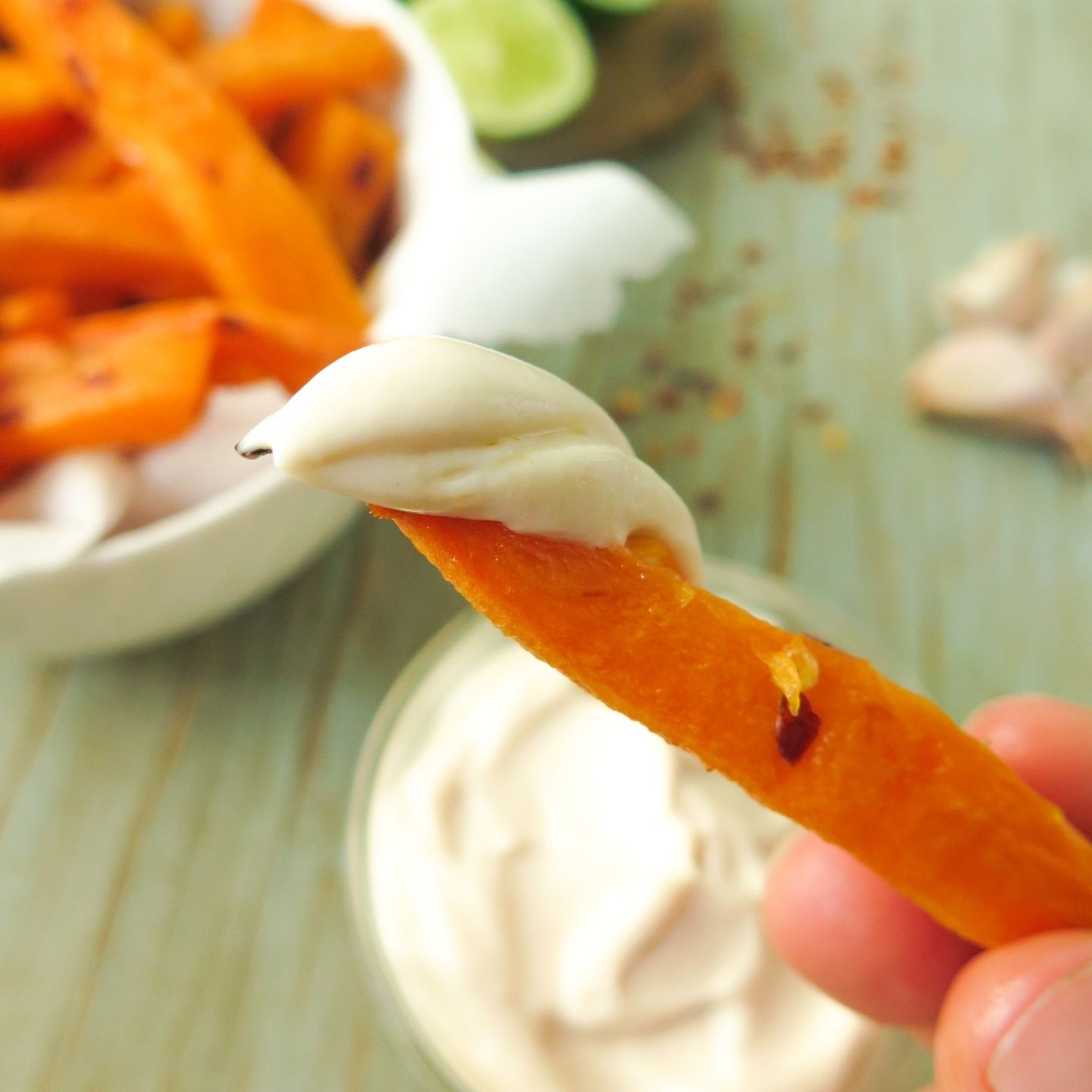Vegan garlic aioli Close Up on sweet potato chips