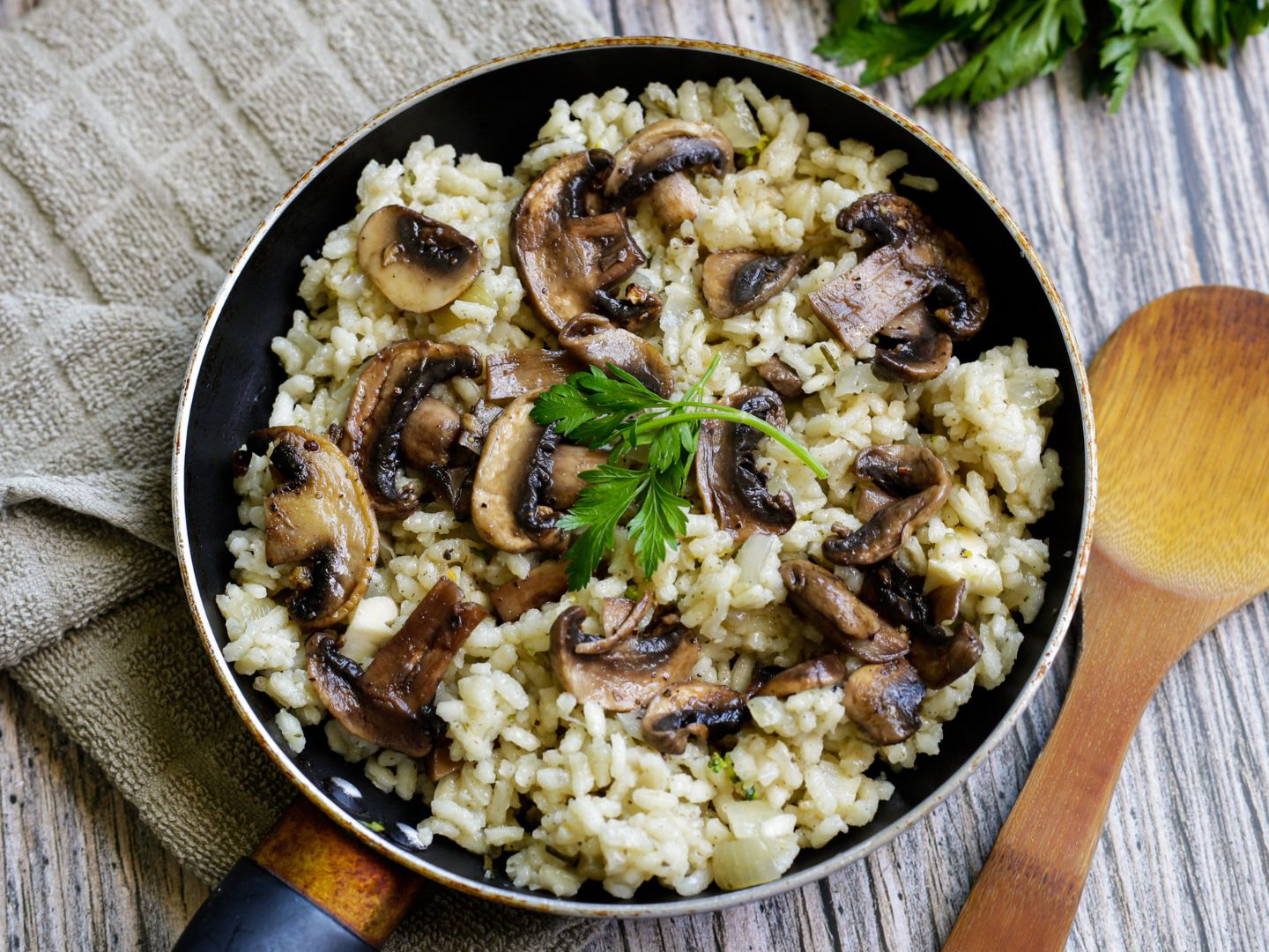 https://donutfollowthecrowd.com/wp-content/uploads/2022/08/Vegan-Mushroom-Risotto1.jpg